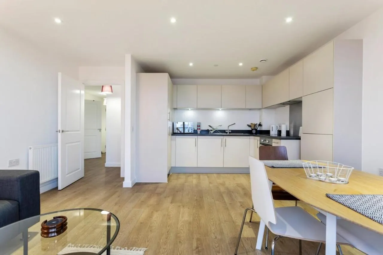 Modern 1 Bedroom Apartment Near Canary Wharf With Balcony Londen