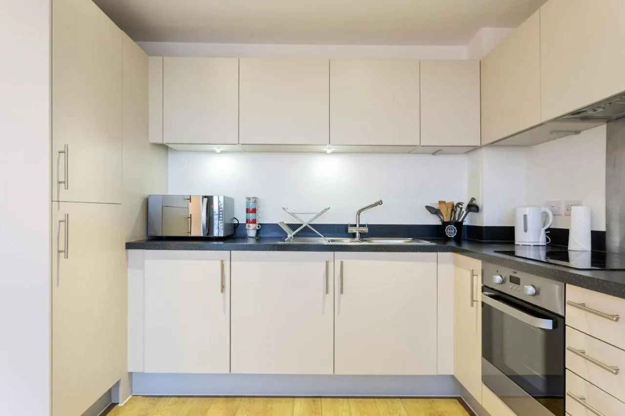 Modern 1 Bedroom Apartment Near Canary Wharf With Balcony Londen