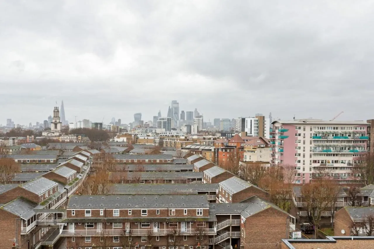 Modern 1 Bedroom Apartment Near Canary Wharf With Balcony Londen