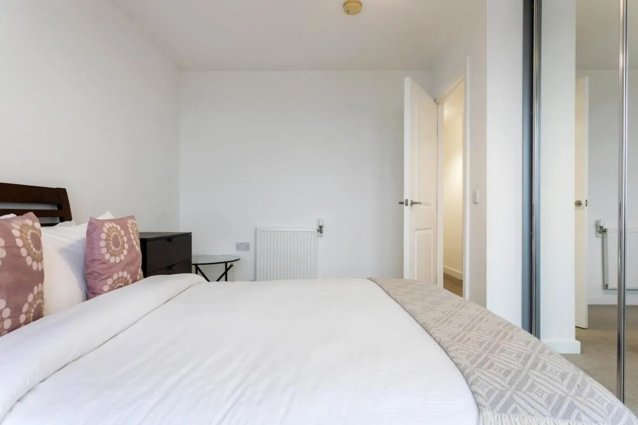 Modern 1 Bedroom Apartment Near Canary Wharf With Balcony Londen