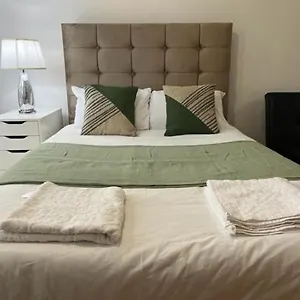 Ensuite With Kitchen Ext Large With Balcony In Zone 2 London