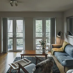 Stylish Flat With Pool And Terrace London