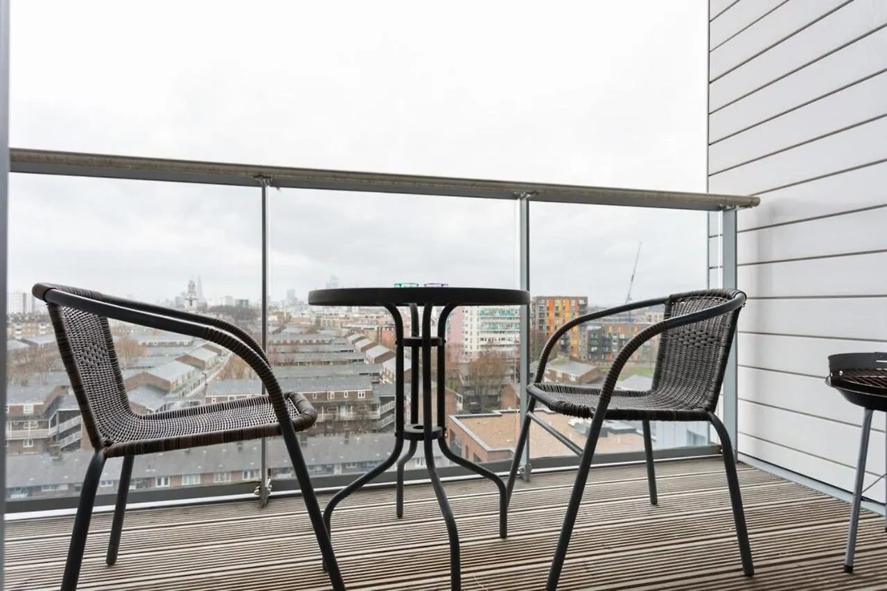 Modern 1 Bedroom Apartment Near Canary Wharf With Balcony London