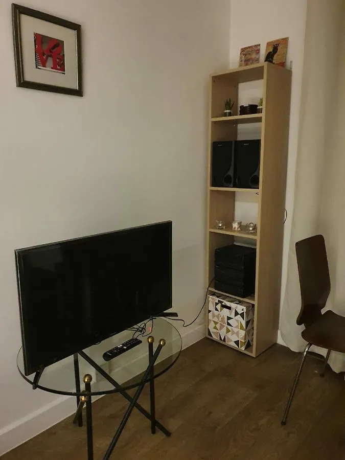 Modern 1 Bedroom Apartment Near Canary Wharf With Balcony London