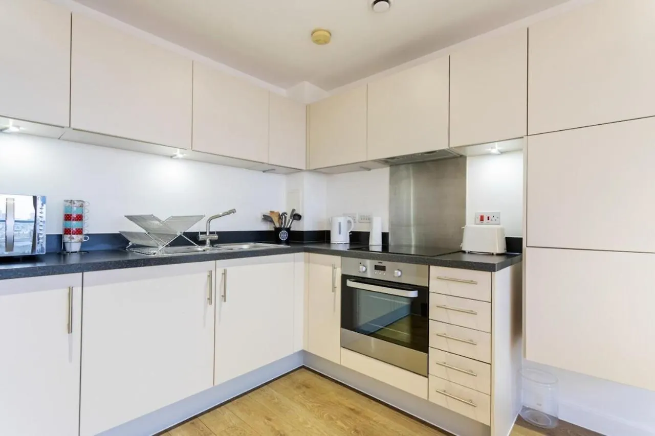 Modern 1 Bedroom Apartment Near Canary Wharf With Balcony London