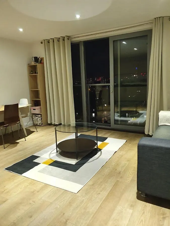 Modern 1 Bedroom Apartment Near Canary Wharf With Balcony London