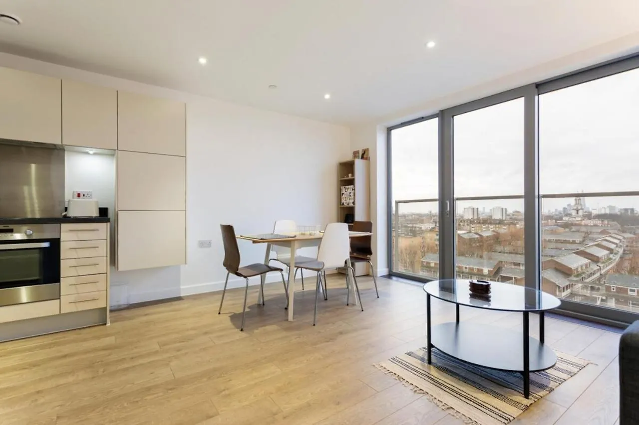 Modern 1 Bedroom Apartment Near Canary Wharf With Balcony London
