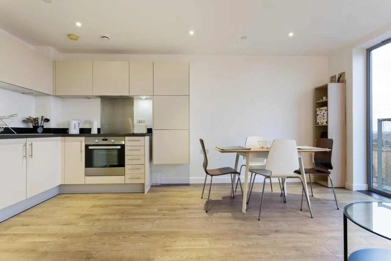 Modern 1 Bedroom Apartment Near Canary Wharf With Balcony London