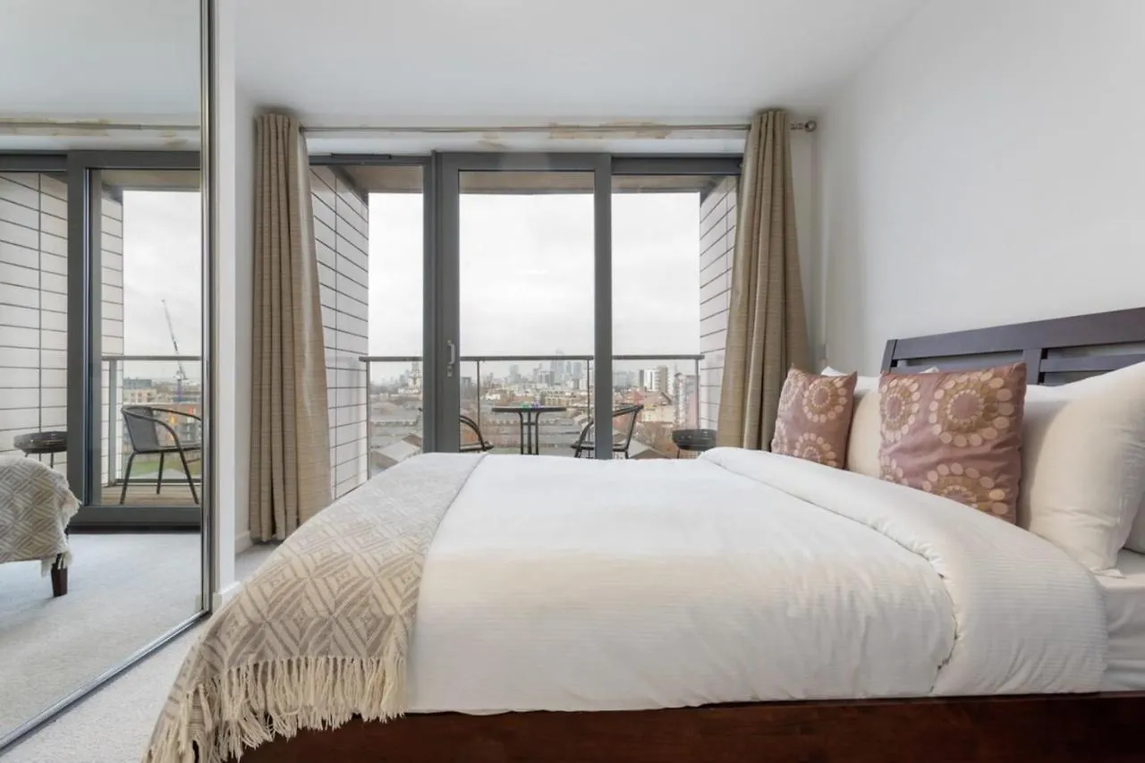 Modern 1 Bedroom Apartment Near Canary Wharf With Balcony London