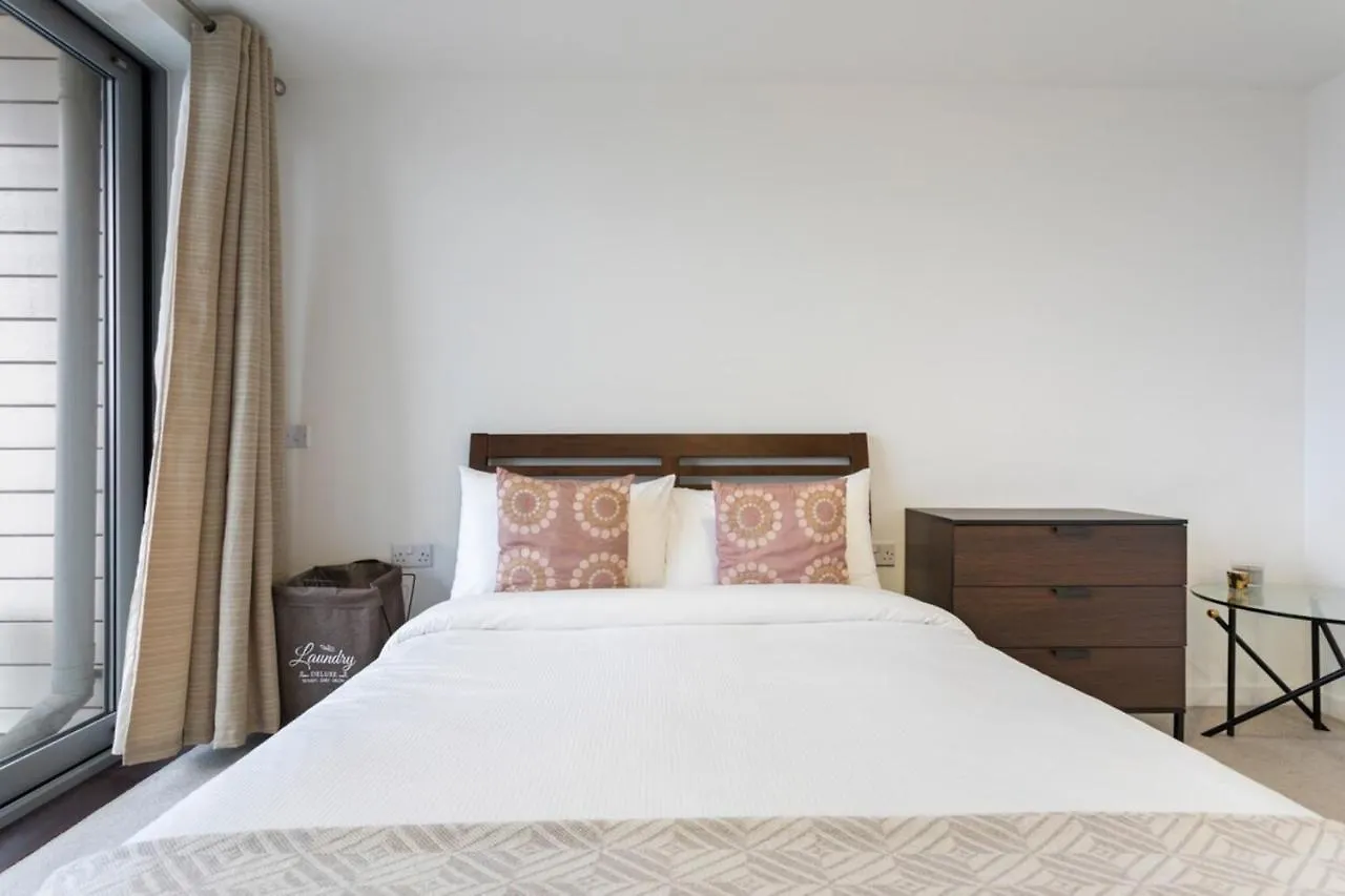 Modern 1 Bedroom Apartment Near Canary Wharf With Balcony London