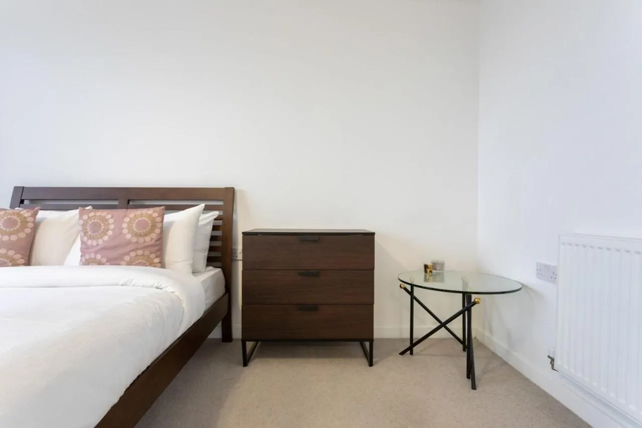 Modern 1 Bedroom Apartment Near Canary Wharf With Balcony London 0*,