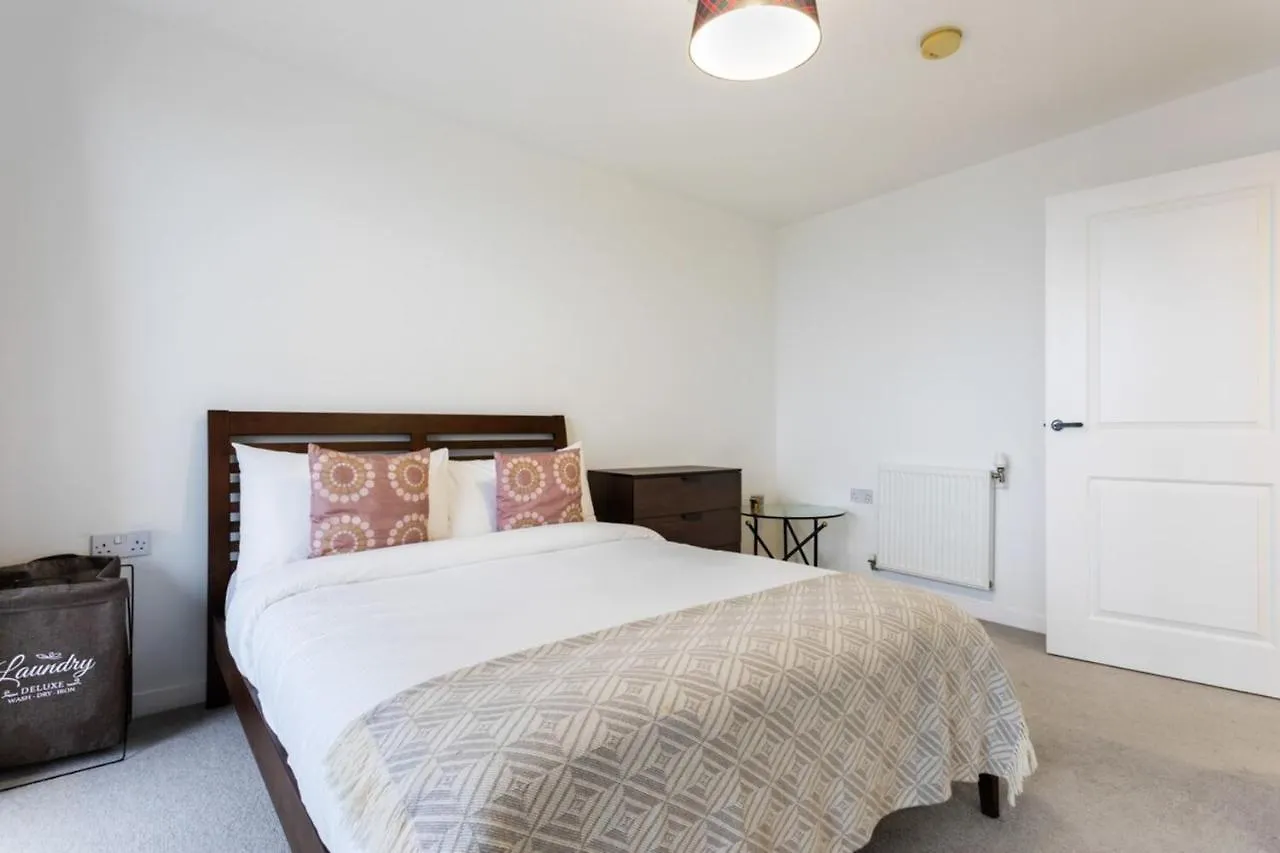 Modern 1 Bedroom Apartment Near Canary Wharf With Balcony London